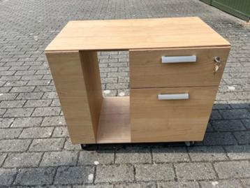 bureaublok met laden en sleutels beschikbaar voor biedingen