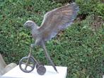 standbeeld van een papegaai op een bronzen fiets..., Tuin en Terras, Ophalen, Nieuw, Overige materialen, Dierenbeeld