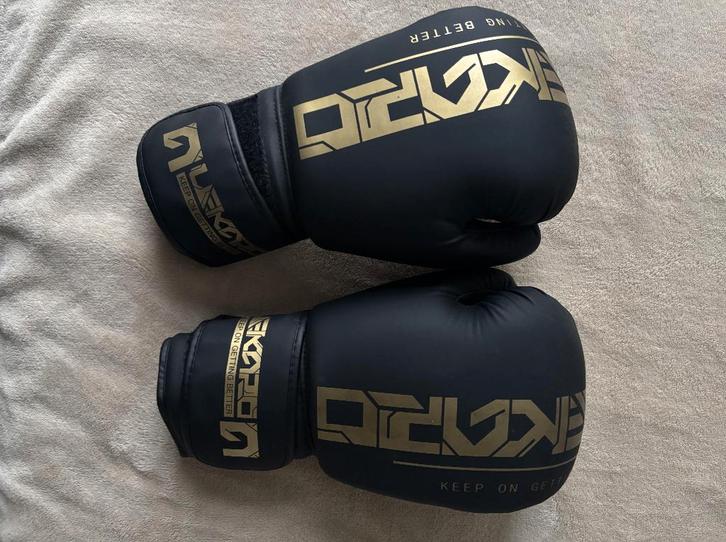 LEKÄRO Sac de boxe avec Gants de boxe - Set complet, Sports & Fitness, Boxe, Comme neuf, Sac de boxe, Enlèvement