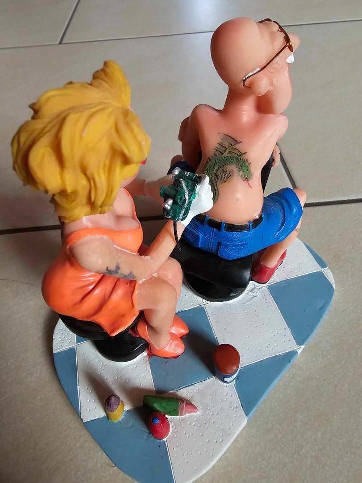 verzamelfiguur sexy tattoo meisje met oude man 80' vintage, Verzamelen, Beelden en Beeldjes, Nieuw, Mens, Ophalen