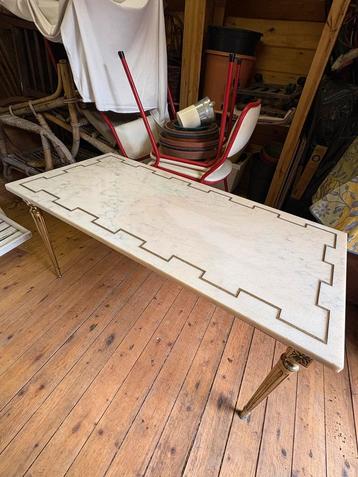 Vintage marmeren salontafel met messing poten beschikbaar voor biedingen