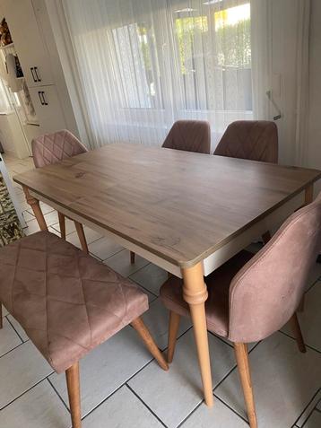 Complete eetkamerset beschikbaar voor biedingen