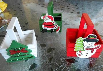 Tafeldecoratie: 3 kleine houten mandjes beschikbaar voor biedingen