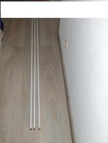3 barres rondes blanche extensibles de 2m fermées et 1 de 1m beschikbaar voor biedingen