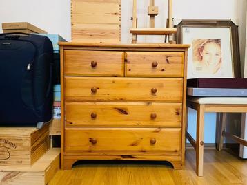 Zeer mooi massief houten dressoir beschikbaar voor biedingen