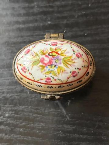 Pillendoosje Kleine bloemen beschikbaar voor biedingen