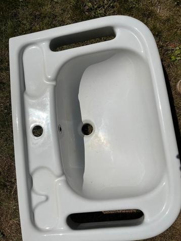 Lavabo met handdoekhouder beschikbaar voor biedingen