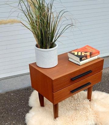 Table de chevet vintage, table de chevet, commode disponible aux enchères