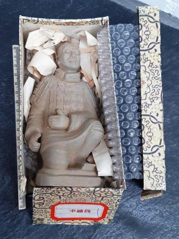 Terracotta Chinese Xi’an krijger met origineel doosje & boek beschikbaar voor biedingen