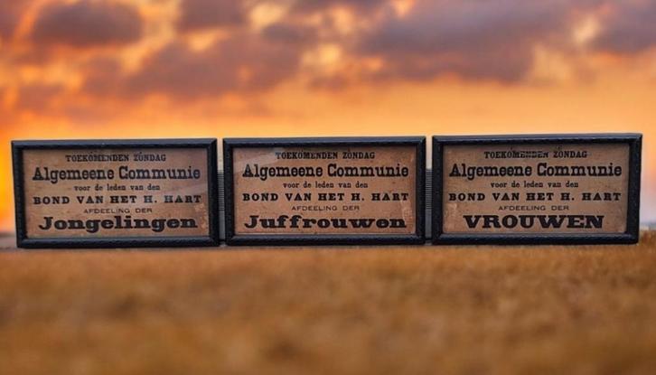 Set 3 religieuze lijsten met uitnodiging Algemeene Communie., Huis en Inrichting, Woonaccessoires | Tekstborden en Spreuken, Gebruikt