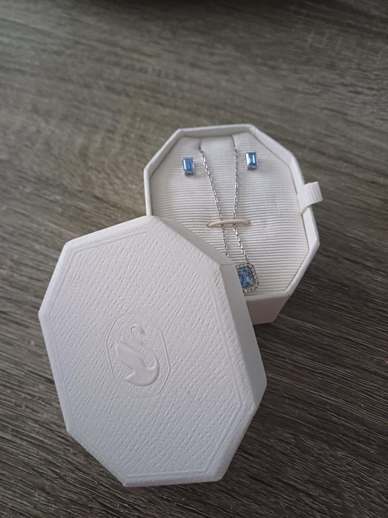 Set Swarovski, Enlèvement