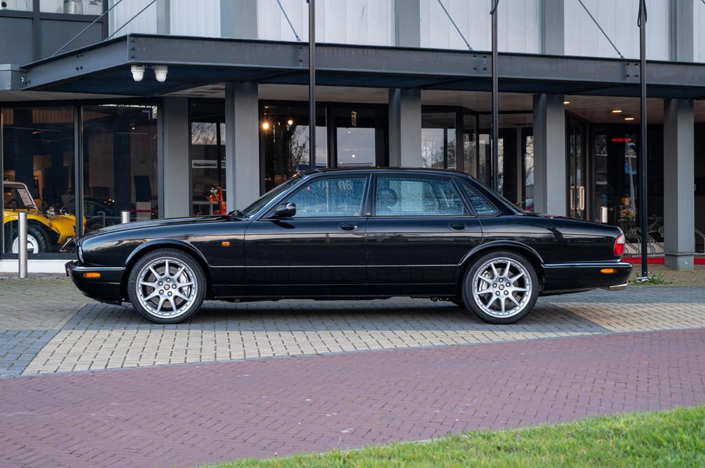 Jaguar XJR 100 4.0 Supercharged (bj 2003, automaat), Auto's, Automaat, 4 deurs, Gebruikt, Zwart