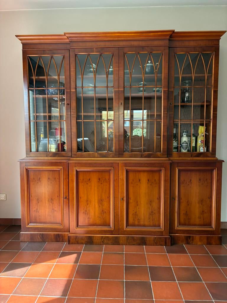 Mooie vitrinekast “ Engels stijl” in mahoniehout, Huis en Inrichting, Ophalen