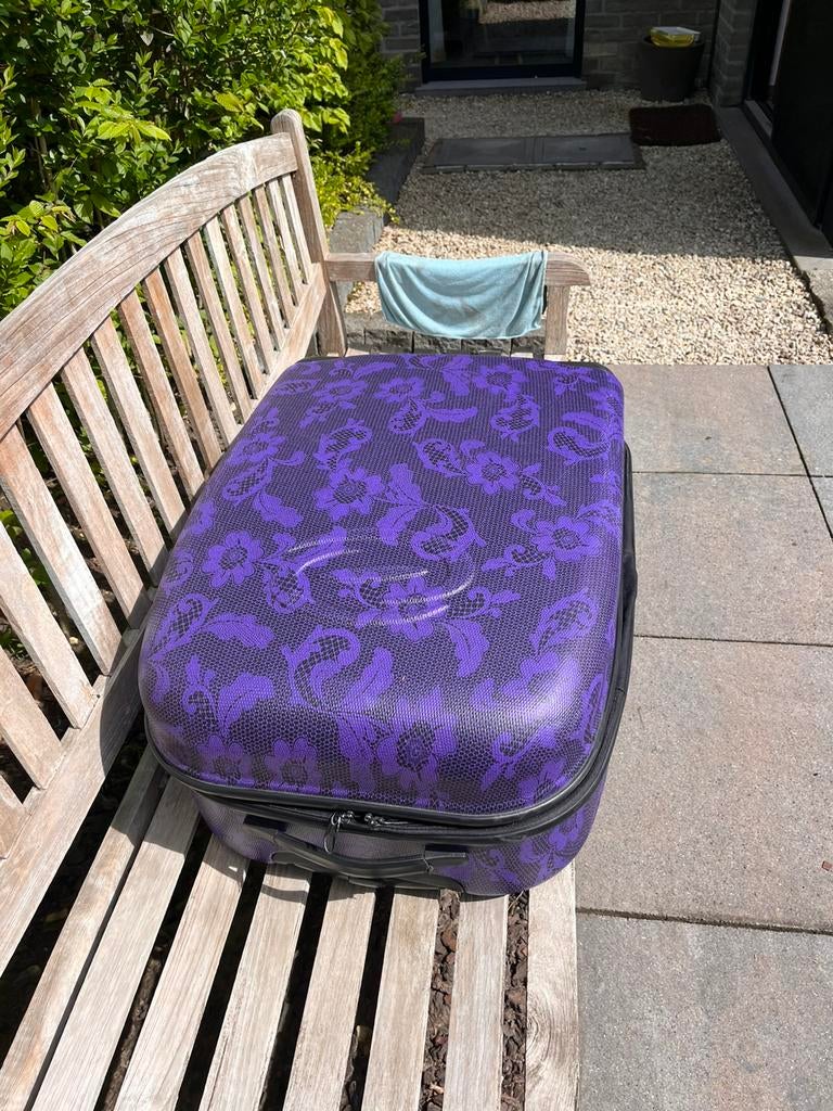 Paarse valies met tekening.  4 Wieltjes, Vacances, Vacances | Fly & Drive