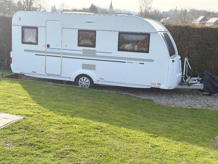 Adria 572 LU, Caravanes & Camping, Caravanes, Particulier, jusqu'à 5, 1250 - 1500 kg, Adria, 2 lits séparés, Lit relevable, Coin salon convertible