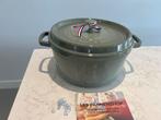 Nieuwe Staub braadpan 28 cm Eucalyptus, Huis en Inrichting, Gietijzer, Nieuw, Ophalen of Verzenden, Keramische plaat