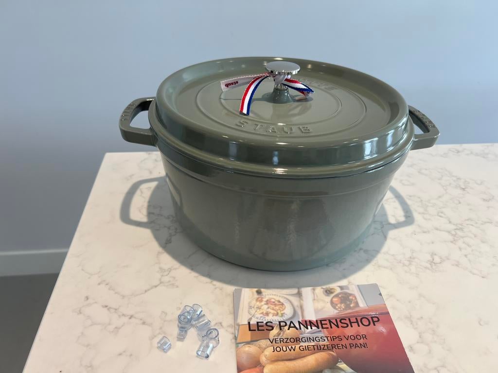 Poêle New Staub 28 cm Eucalyptus, Maison & Meubles, Cuisine | Casseroles & Poêles, Neuf, Poêle à frire ou Sauteuse, Fonte, Plaques à induction