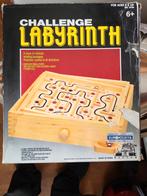 Jeu d'adresse en bois avec une bille