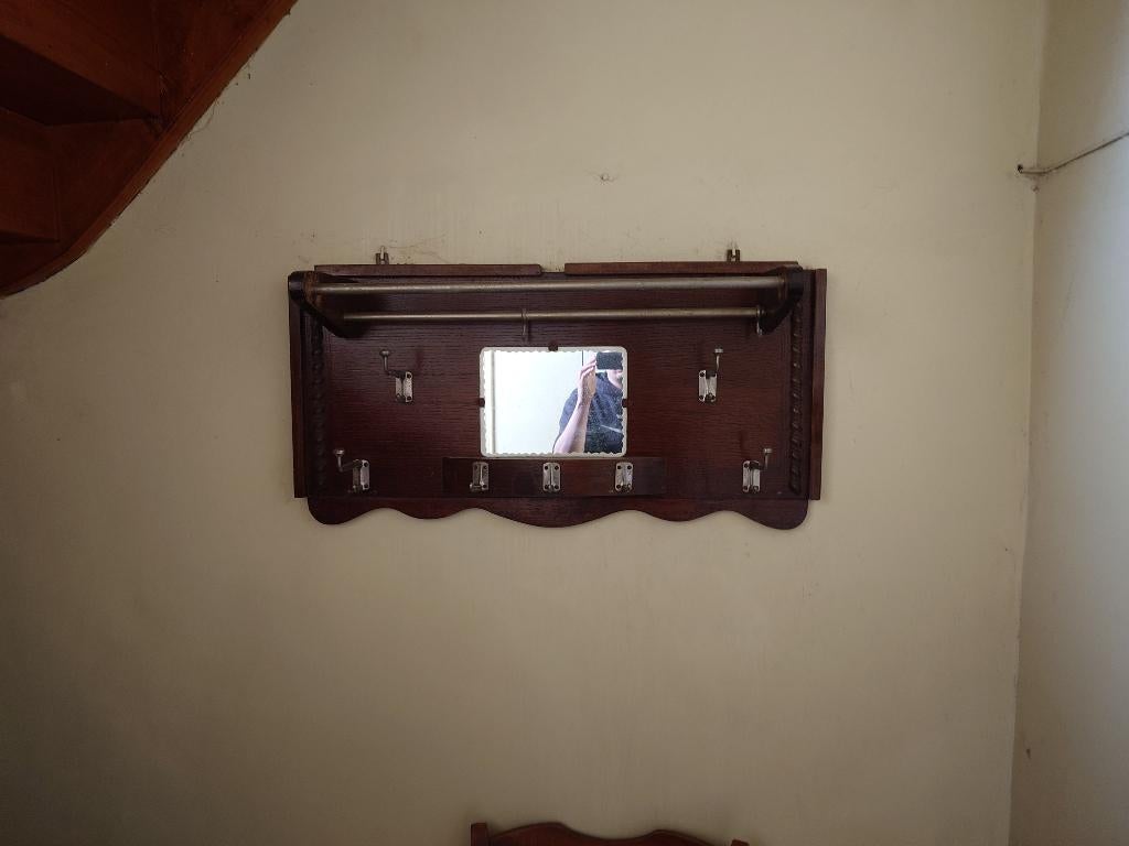 Oude houten wandkapstok met spiegel en hoedenrek, Huis en Inrichting, Woonaccessoires | Kapstokken, Wandkapstok, Ophalen
