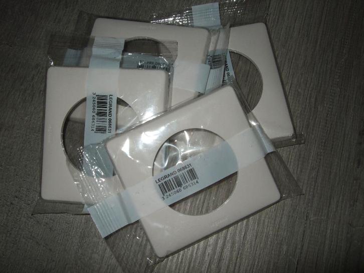 4 PLAQUETTES SIMPLES LEGRAND, Bricolage & Construction, Électricité & Câbles, Neuf, Enlèvement