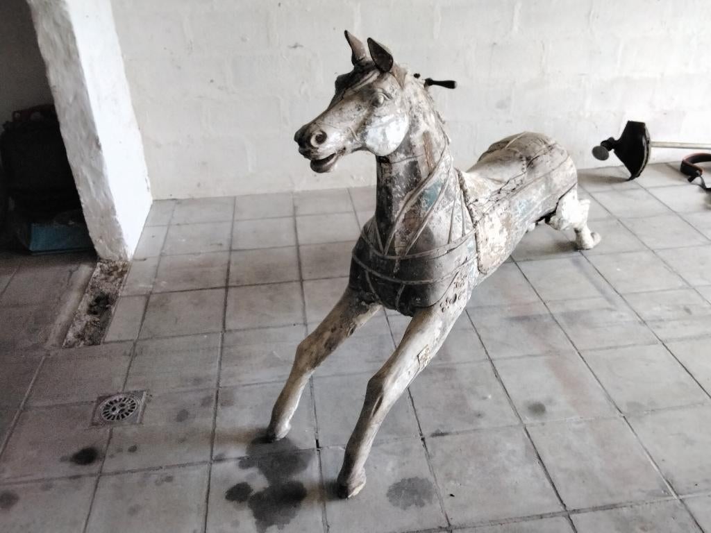 Cheval en bois de manege 1900, Enlèvement