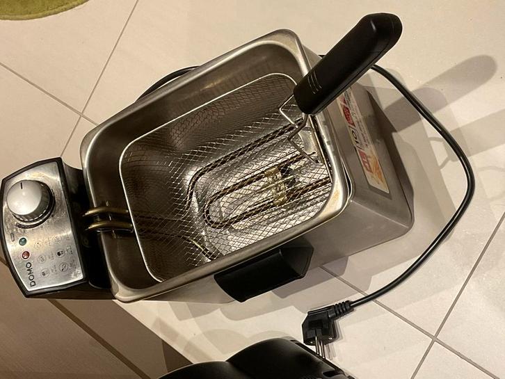 Friteuse van Domo, Elektronische apparatuur, Frituurpannen, Zo goed als nieuw, Uitneembare binnenpan, Ophalen