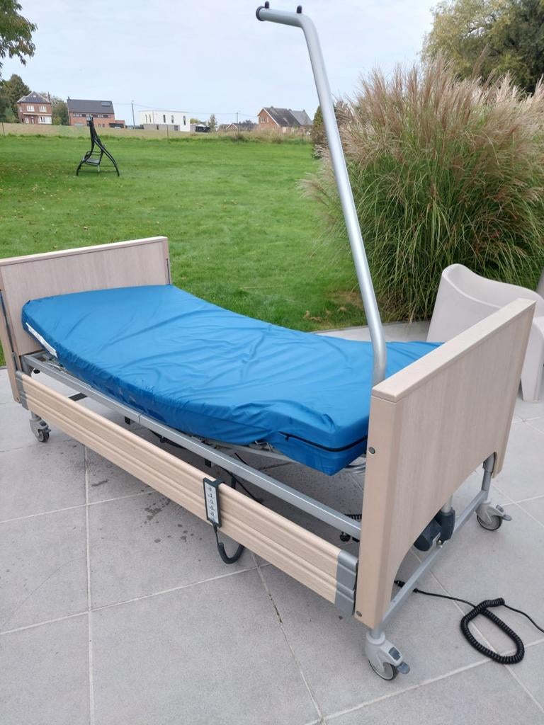 Lit médicalisé électrique Gohy 2838.361 état nickel, Maison & Meubles, Chambre à coucher | Lits, Enlèvement, Bois, 200 cm, Réglable