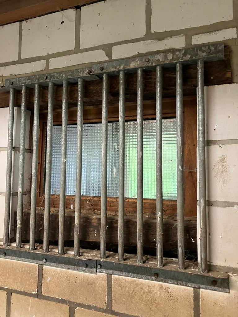 Voorzetraam (tralies) stalraam.