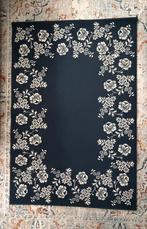 Tapis bleu marine fleurs blanches Ikea « Alvine » 133x195, Huis en Inrichting, Stoffering | Tapijten en Vloerkleden, Ophalen, 100 tot 150 cm