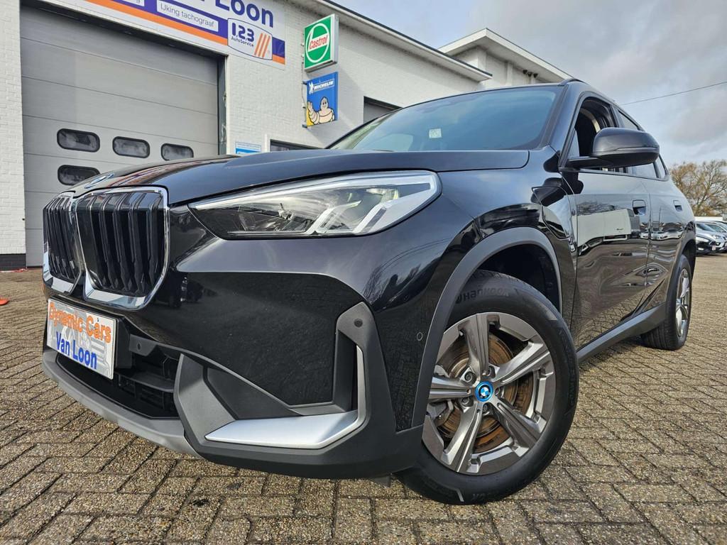 BMW X1 X1 PHEV 1.5iA xDrive25e (180 kW), Carplay, Cruise., 2430 kg, Stof, 136 pk, Zwart