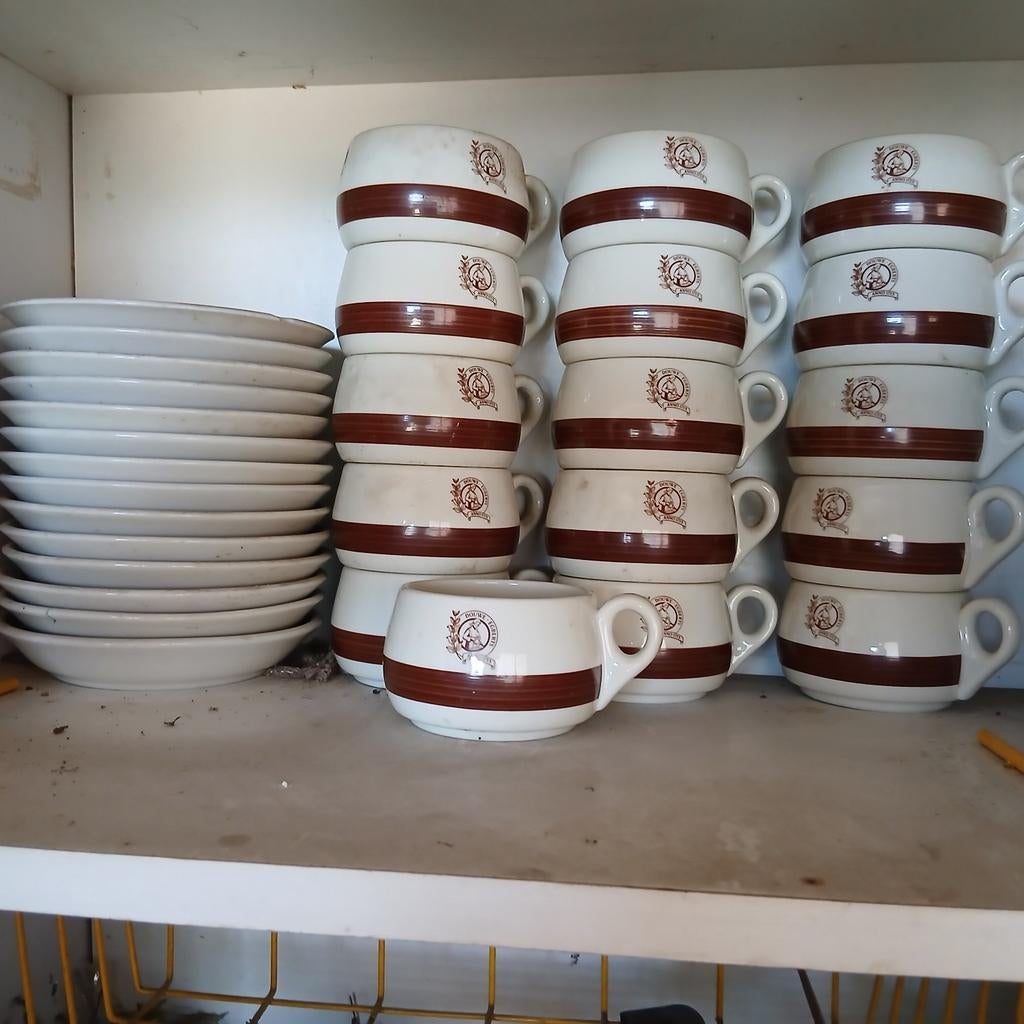 Douwe Egberts 1970s tassen en ondertassen, Ophalen