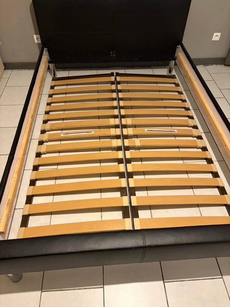 Lit 140x200 avec sommier similicuir noir, Maison & Meubles, Chambre à coucher | Lits, 140 cm, Enlèvement, Utilisé, 200 cm