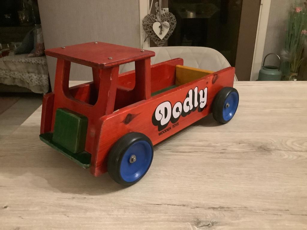 Houten speelgoed vrachtwagen (20x46 cm), Ophalen of Verzenden, Zo goed als nieuw, Rij- of Hobbelspeelgoed