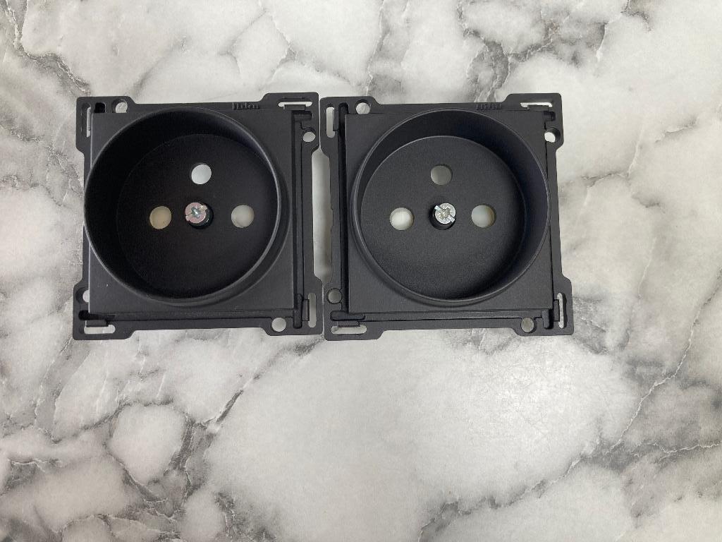 Niko centraalplaat voor stopcontact - Intense Antraciet, Doe-het-zelf en Bouw, Ophalen, Nieuw, Stopcontact