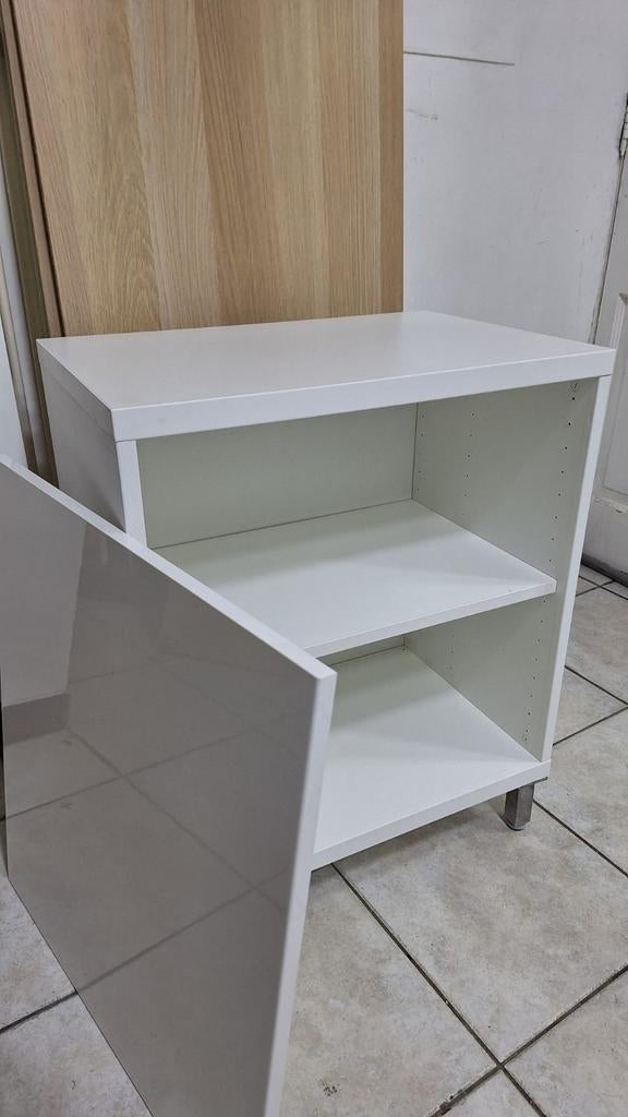 Little Besta op witte pootjes met glimmende deur, Ophalen