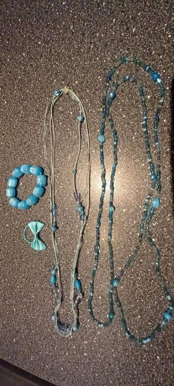 Setje turquoise : 2 kettingen, 1 armband en 1 haarstrikje beschikbaar voor biedingen
