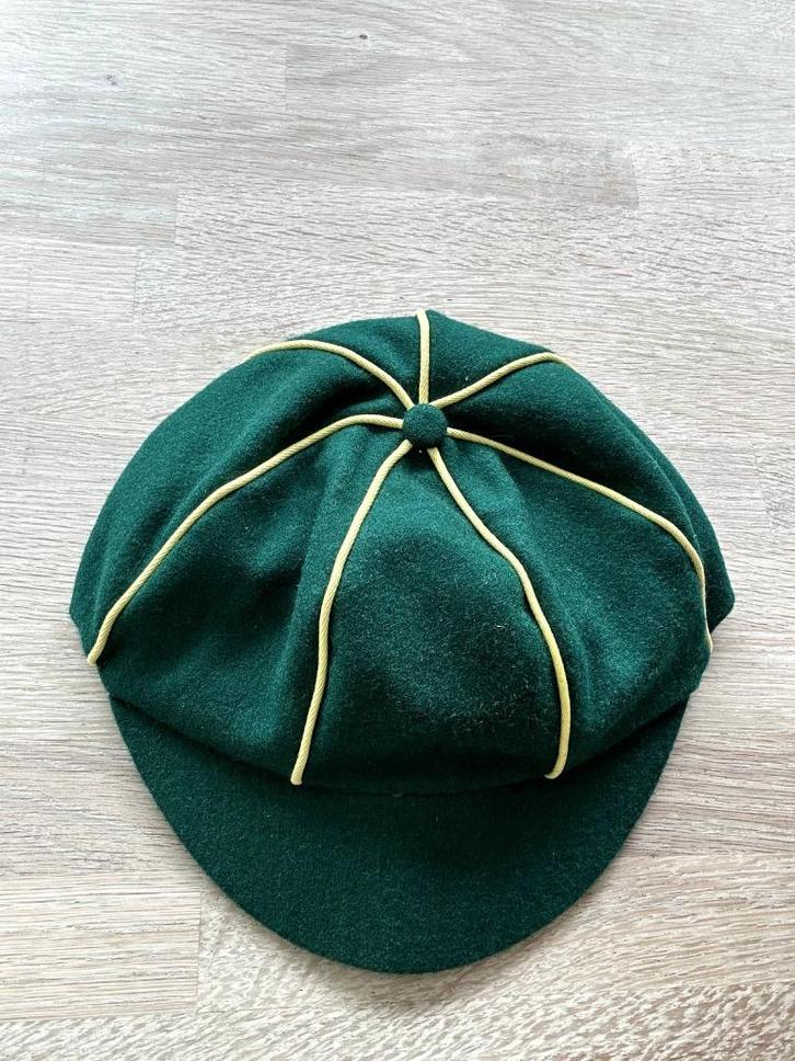 NIEUW Welpen pet scouts maat 53, Verzamelen, Scouting, Nieuw, Pet, Hoed of Sjaal, Ophalen
