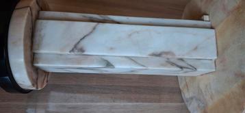 Vintage marmeren bijzettafel beschikbaar voor biedingen