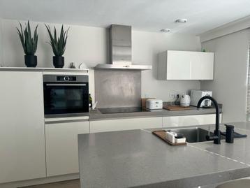 Strakke hoogglans keuken met eiland en composietGEDEMONTEERD beschikbaar voor biedingen