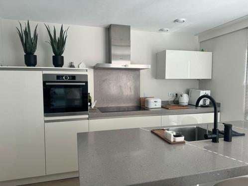 Strakke hoogglans keuken met eiland en composietGEDEMONTEERD, Huis en Inrichting, Keuken | Complete keukens, Zo goed als nieuw