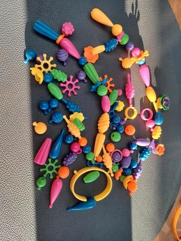 Kralen om ringen, armband en ketting te maken. Voor kleuters beschikbaar voor biedingen
