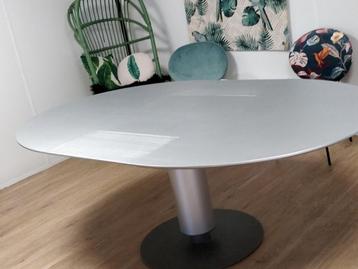 Leolux Calbuco eetkamertafel, uniek, uitschuifbaar beschikbaar voor biedingen