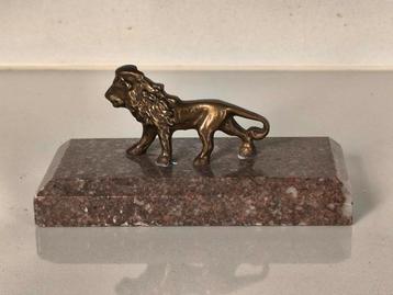 Bronzen/koperen leeuw op marmeren sokkel beschikbaar voor biedingen