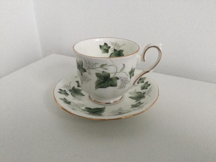 Tasse et sous-tasse  en porcelaine Ivy Duchess (Bone China), Antiquités & Art, Antiquités | Porcelaine, Enlèvement
