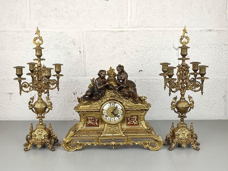 Messing klok / schouwgarnituur met bronzen beeldjes, Antiek en Kunst, Antiek | Klokken, Ophalen