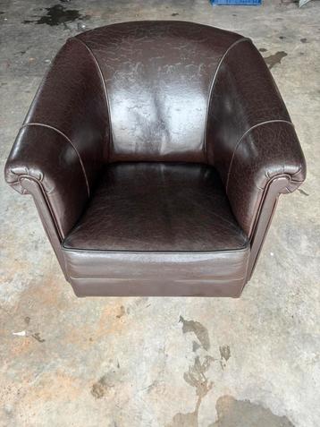 Lederen fauteuil beschikbaar voor biedingen