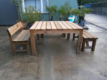 Grande table de jardin ou de terrasse en bois tendre ne néce disponible aux enchères