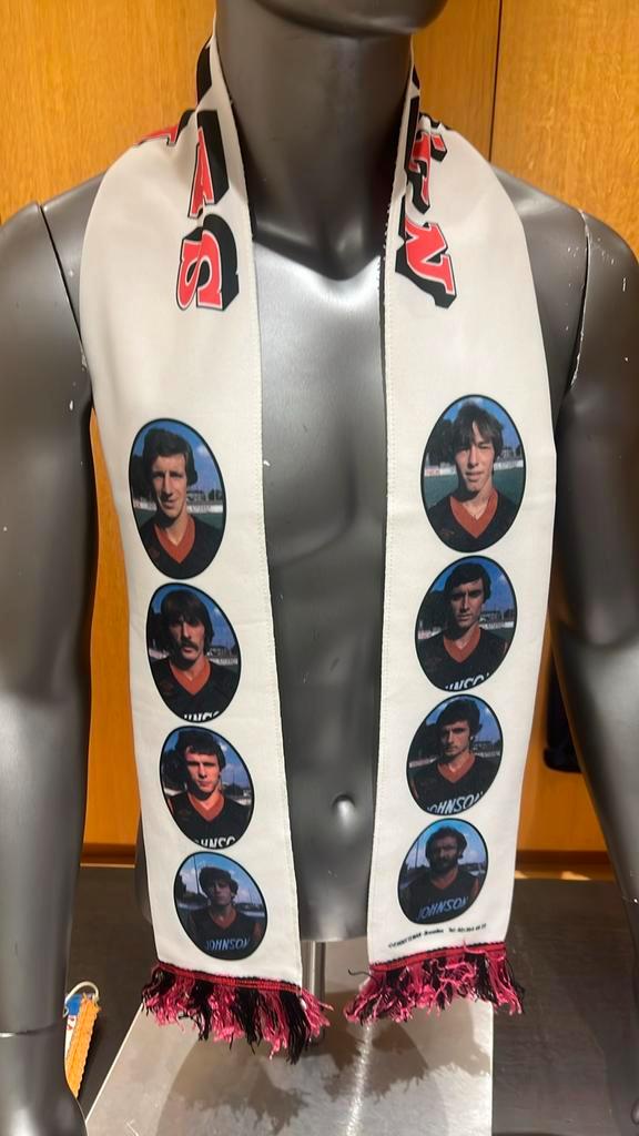 Ancienne echarpe RFC Seraing 1982/83 avec photos joueurs, Verzamelen, Sportartikelen en Voetbal, Gebruikt, Vaantje of Sjaal, Verzenden