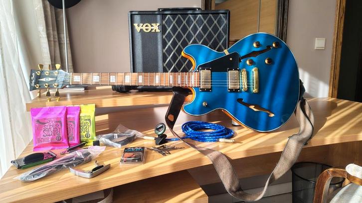 Complete Set: Harley Benton HB-35Plus (Metallic Blue) & Vox, Muziek en Instrumenten, Snaarinstrumenten | Gitaren | Elektrisch