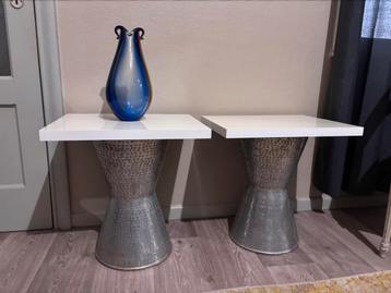Paar metalen bijzettafels met houten blad beschikbaar voor biedingen
